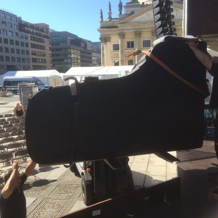 Zum Open-Air Konzert 2015 - Flügel wird transportiert
